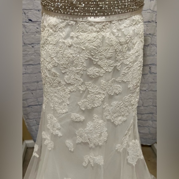 NWT David’s Bridal Ivory Cap Sleeve Lace Trumpet Wedding Dress Size 2 - $599 - Picture 5 of 15